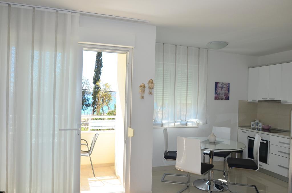 Iris Beach Apartments Kastela Room photo